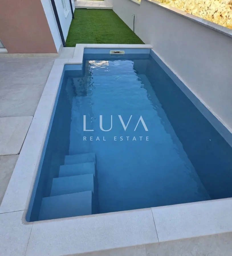 Vodice, novogradnja s vrtom i bazenom, 90 m² NKP