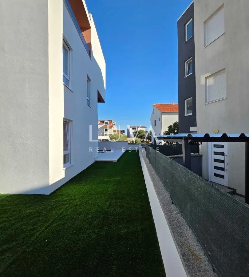 Vodice, novogradnja s vrtom i bazenom, 90 m² NKP