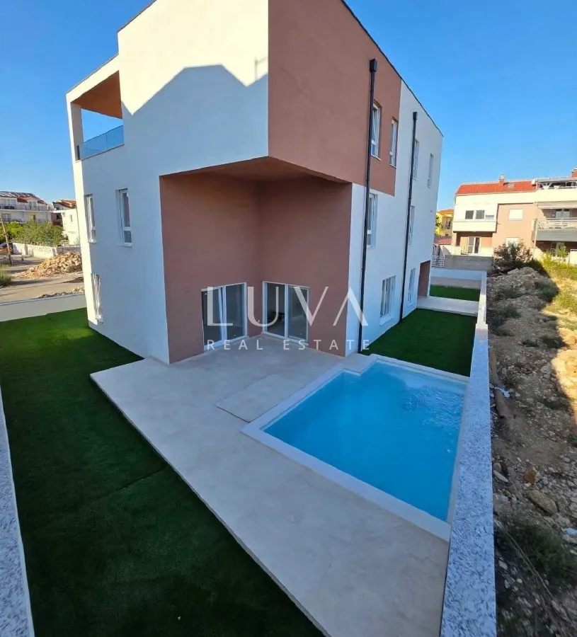 Vodice, novogradnja s vrtom i bazenom, 90 m² NKP