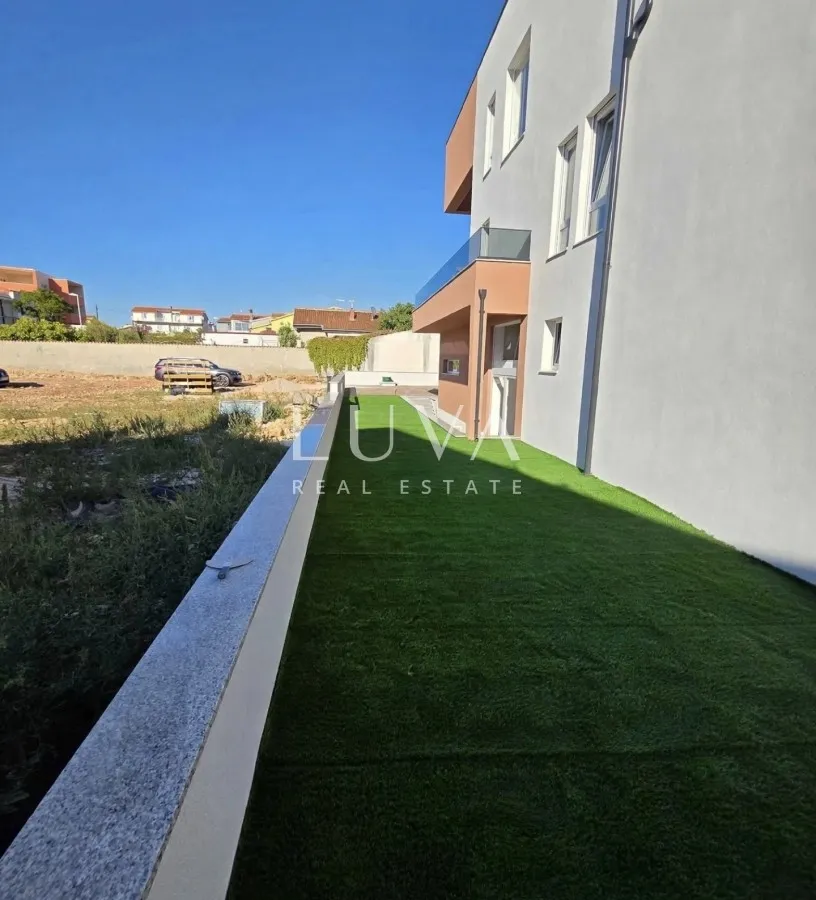 Vodice, novogradnja s vrtom i bazenom, 90 m² NKP