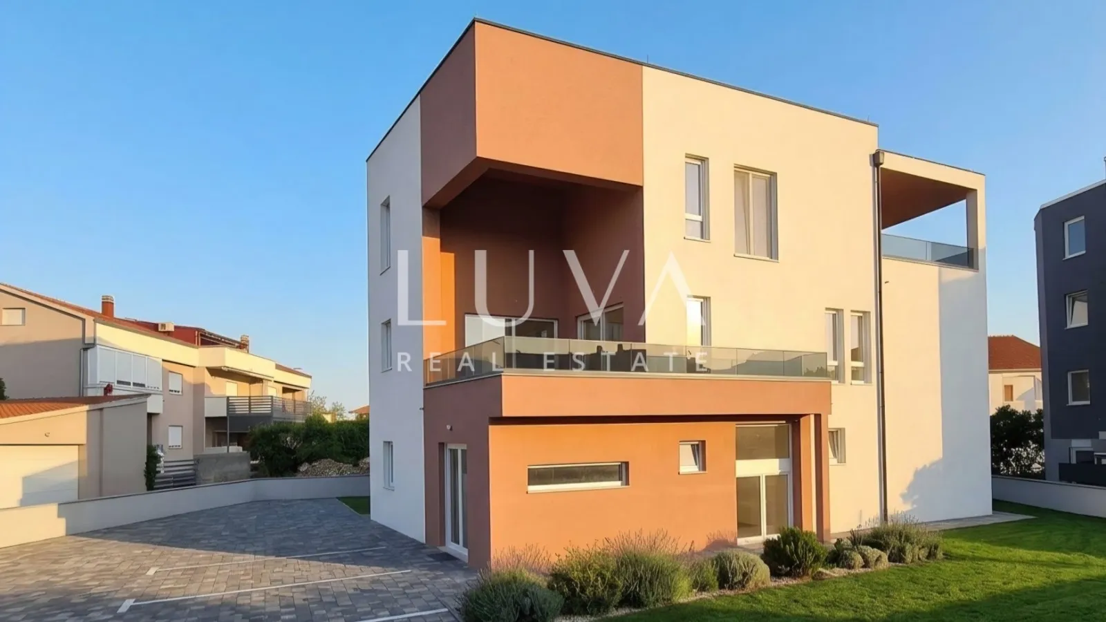 Vodice, Neubau mit Terrasse und zwei Stellplätzen, 111 m² Bruttogeschossfläche
