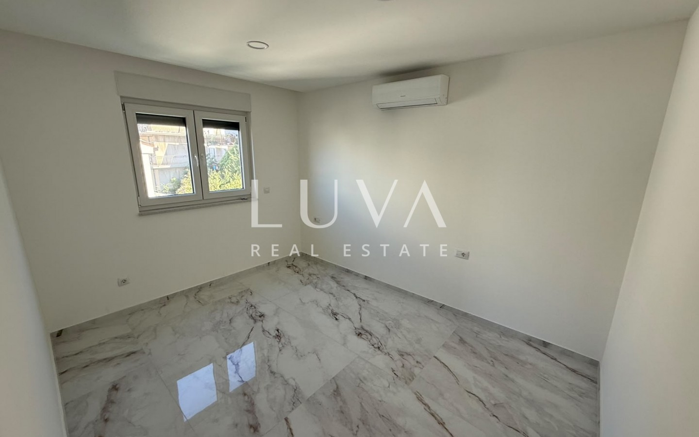 Makarska, 5 room apartment, 165 m2, with a sea view, new construction