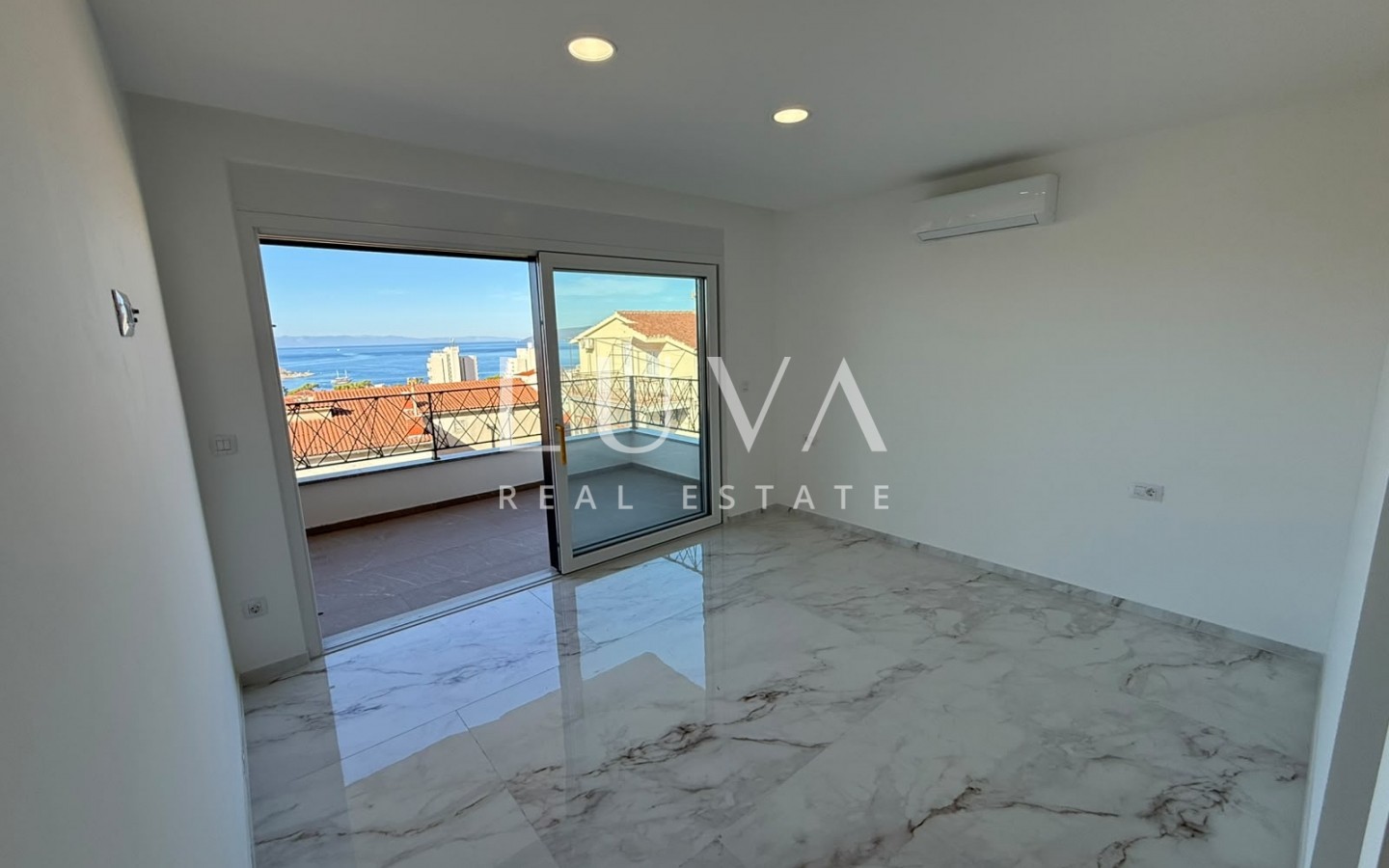 Makarska, 5 room apartment, 165 m2, with a sea view, new construction