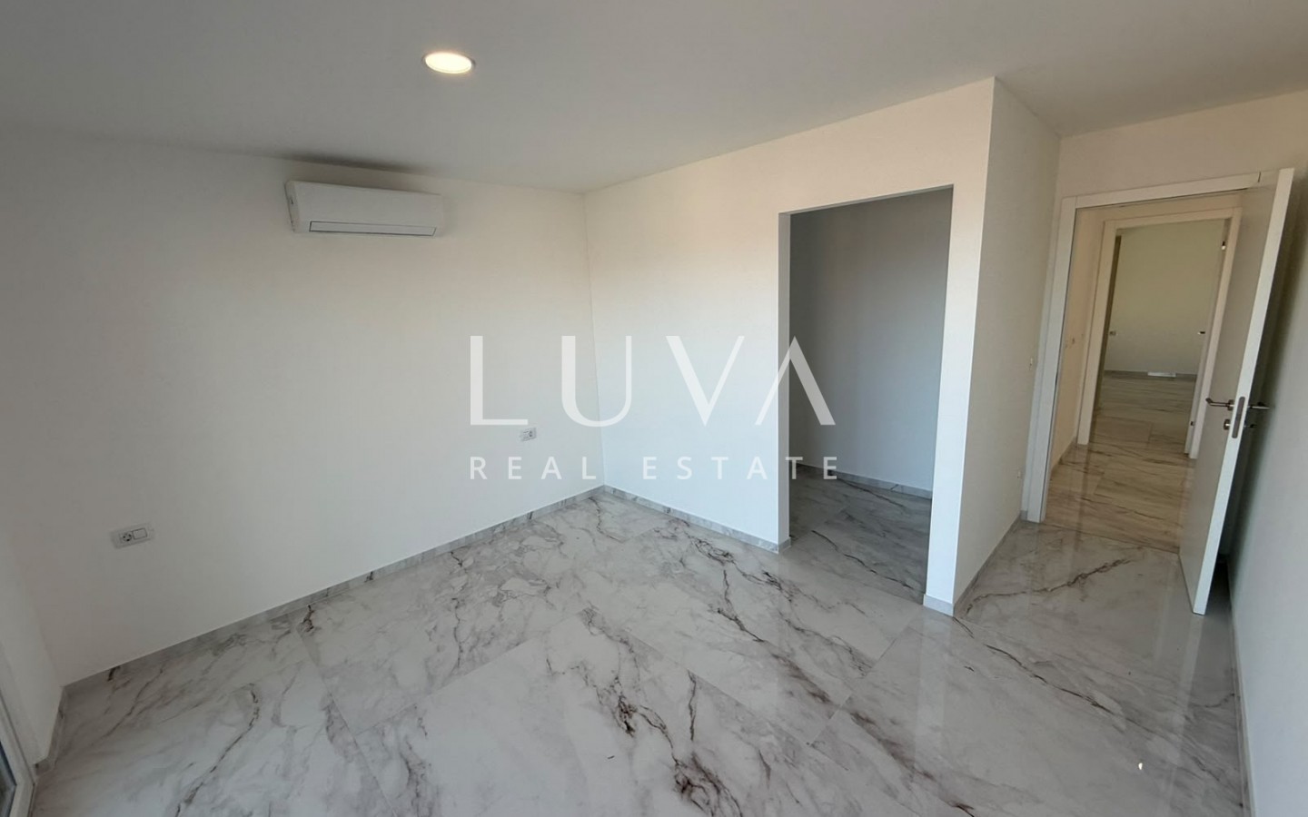 Makarska, 5 room apartment, 165 m2, with a sea view, new construction