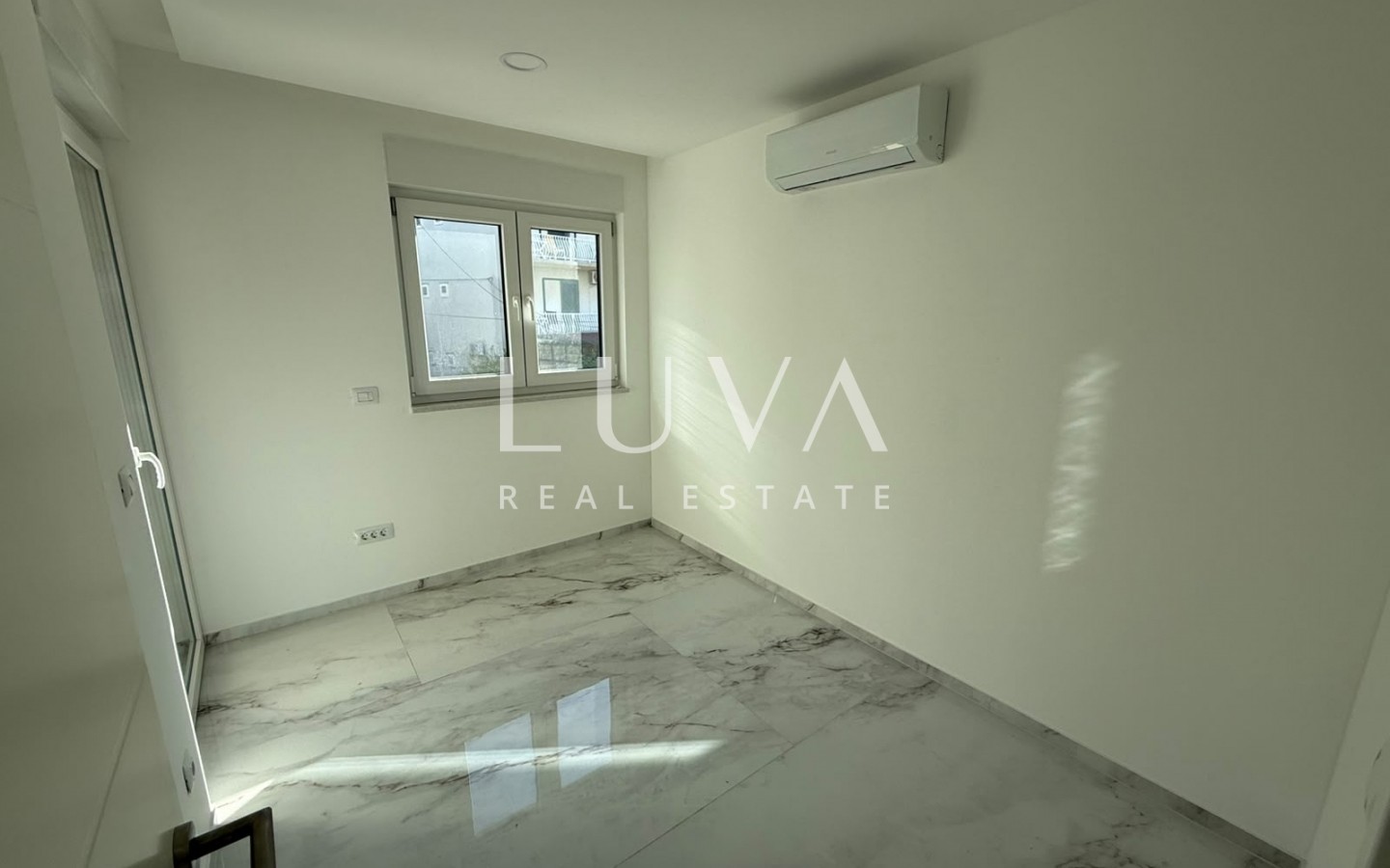 Makarska, 5 room apartment, 165 m2, with a sea view, new construction