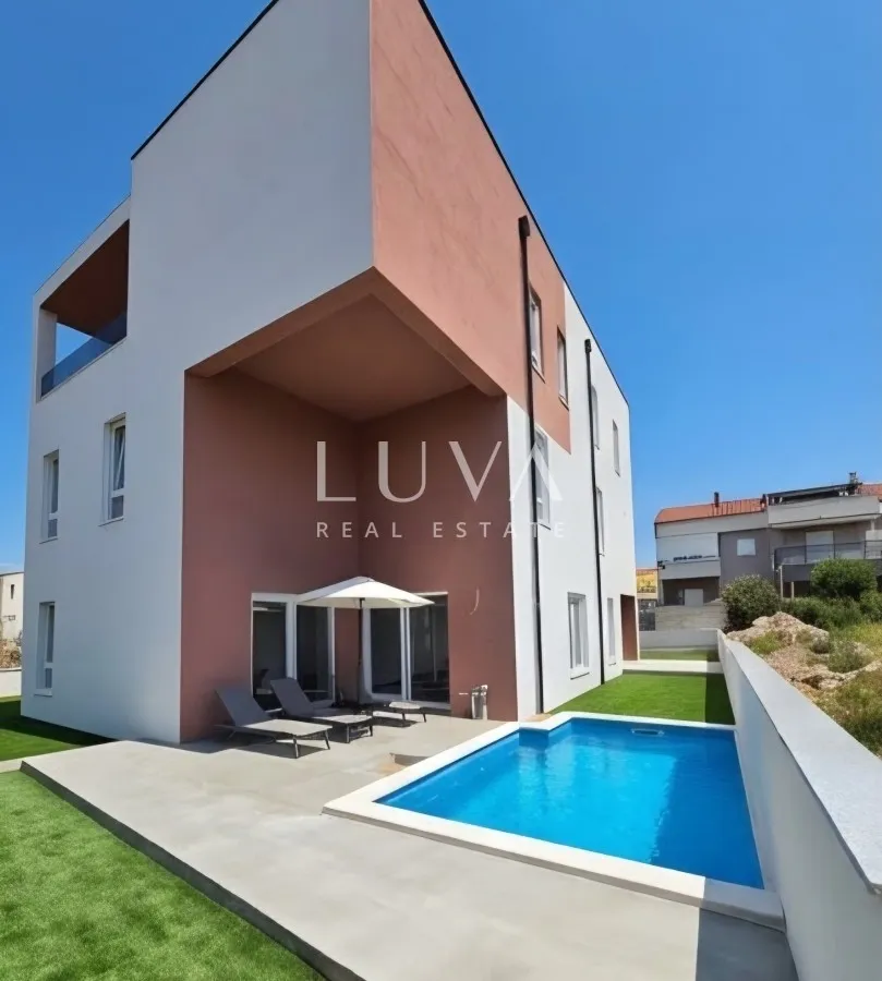 Vodice, Penthouse mit zwei Schlafzimmern, Terrasse und zwei Parkplätzen, 116 m² Bruttogeschossfläche