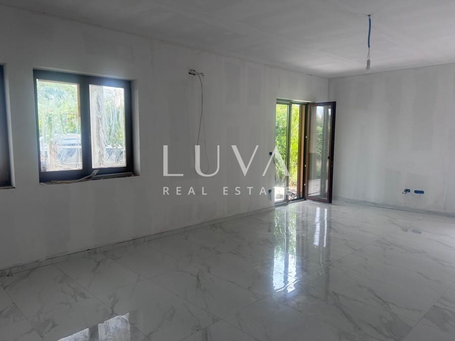 Istra, Poreč, three-room ground-floor apartment with terrace and yard, 80 m²