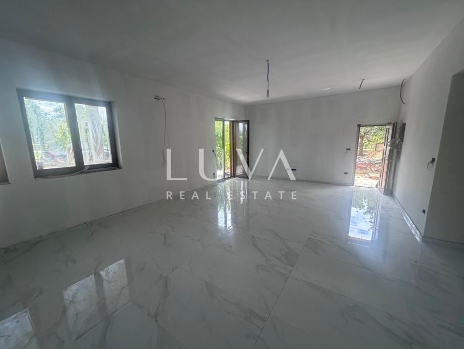 Istra, Poreč, three-room ground-floor apartment with terrace and yard, 80 m²