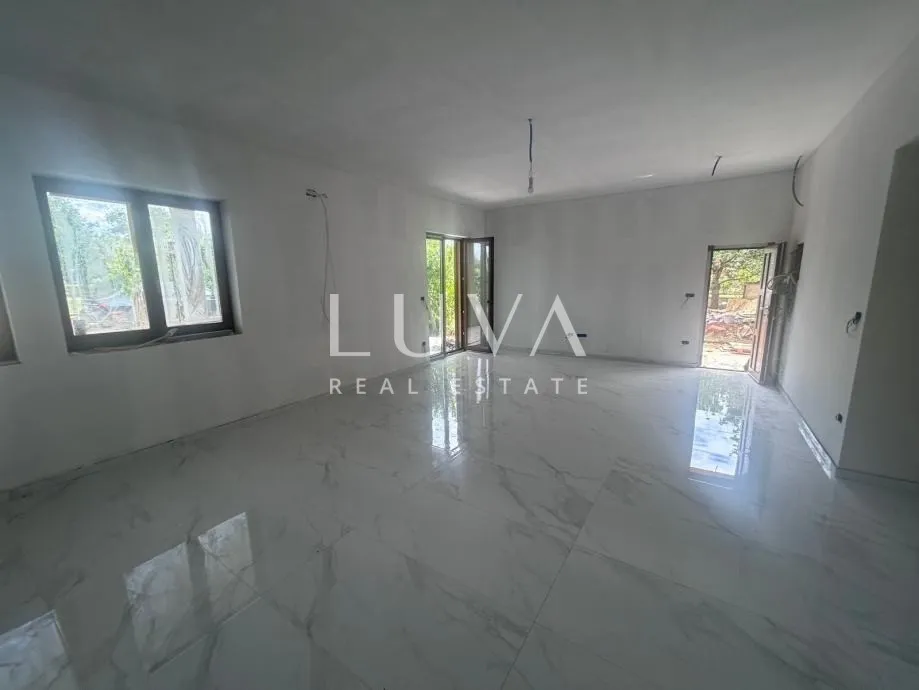 Istra, Poreč, 3S u prizemlju s terasom i okućnicom, 80 m²