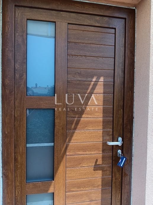 Istra, Poreč, three-room ground-floor apartment with terrace and yard, 80 m²