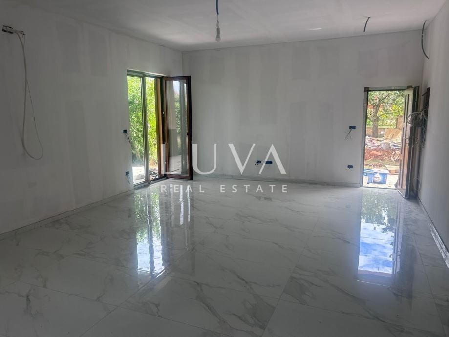 Istra, Poreč, three-room ground-floor apartment with terrace and yard, 80 m²