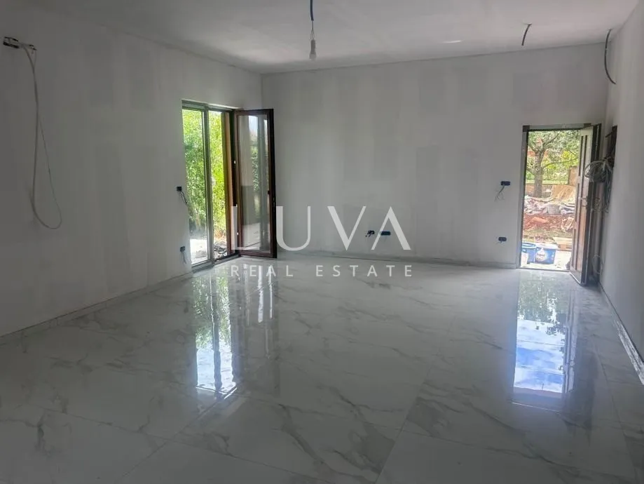 Istra, Poreč, 3S u prizemlju s terasom i okućnicom, 80 m²