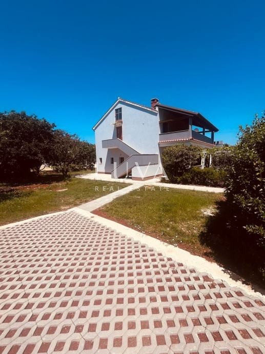 Istra, Poreč, three-room ground-floor apartment with terrace and yard, 80 m²