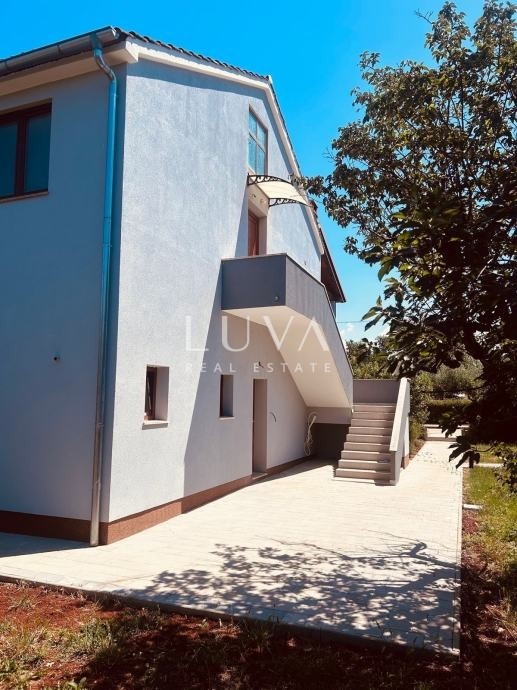 Istra, Poreč, three-room ground-floor apartment with terrace and yard, 80 m²