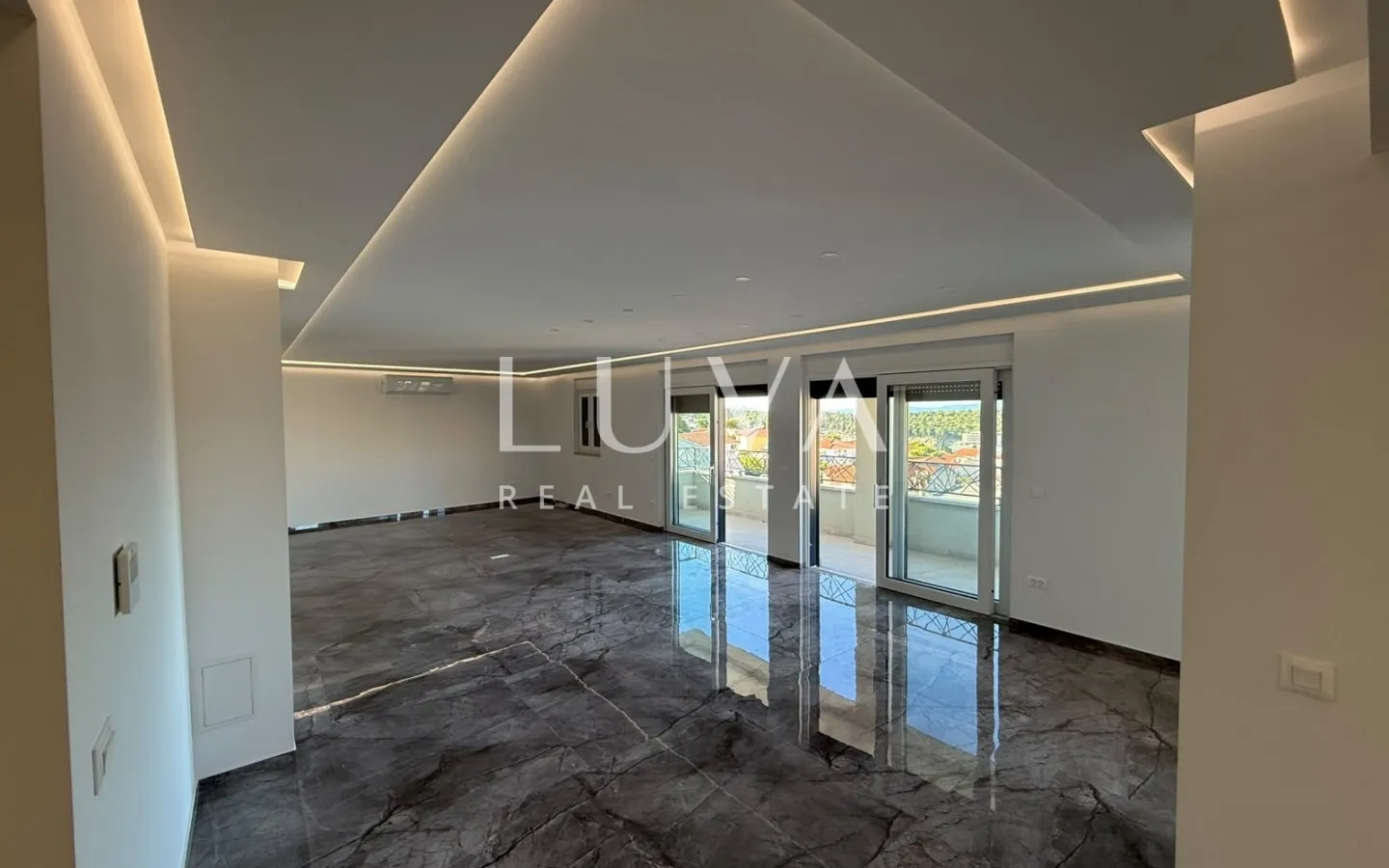 Makarska, 5 room apartment 182 m² with terrace and parking, new construction
