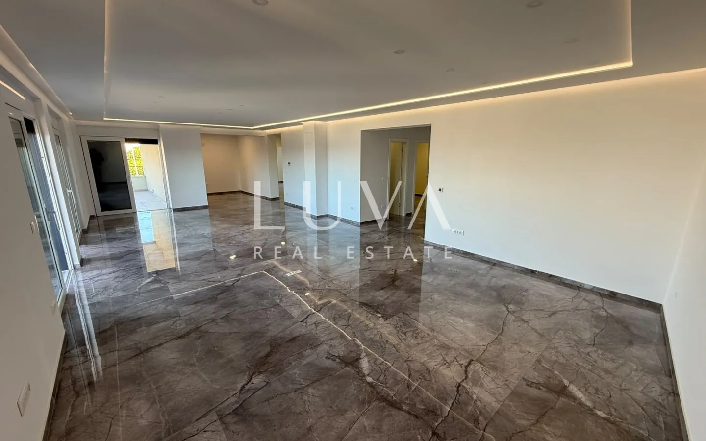 Makarska, 5 room apartment 182 m² with terrace and parking, new construction