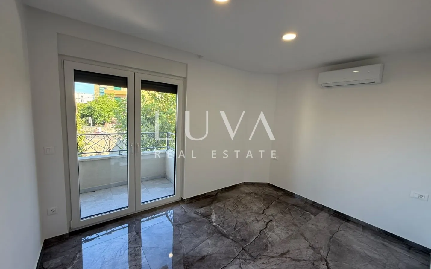 Makarska, 5 room apartment 182 m² with terrace and parking, new construction