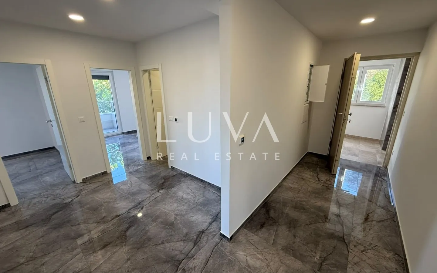 Makarska, 5 room apartment 182 m² with terrace and parking, new construction