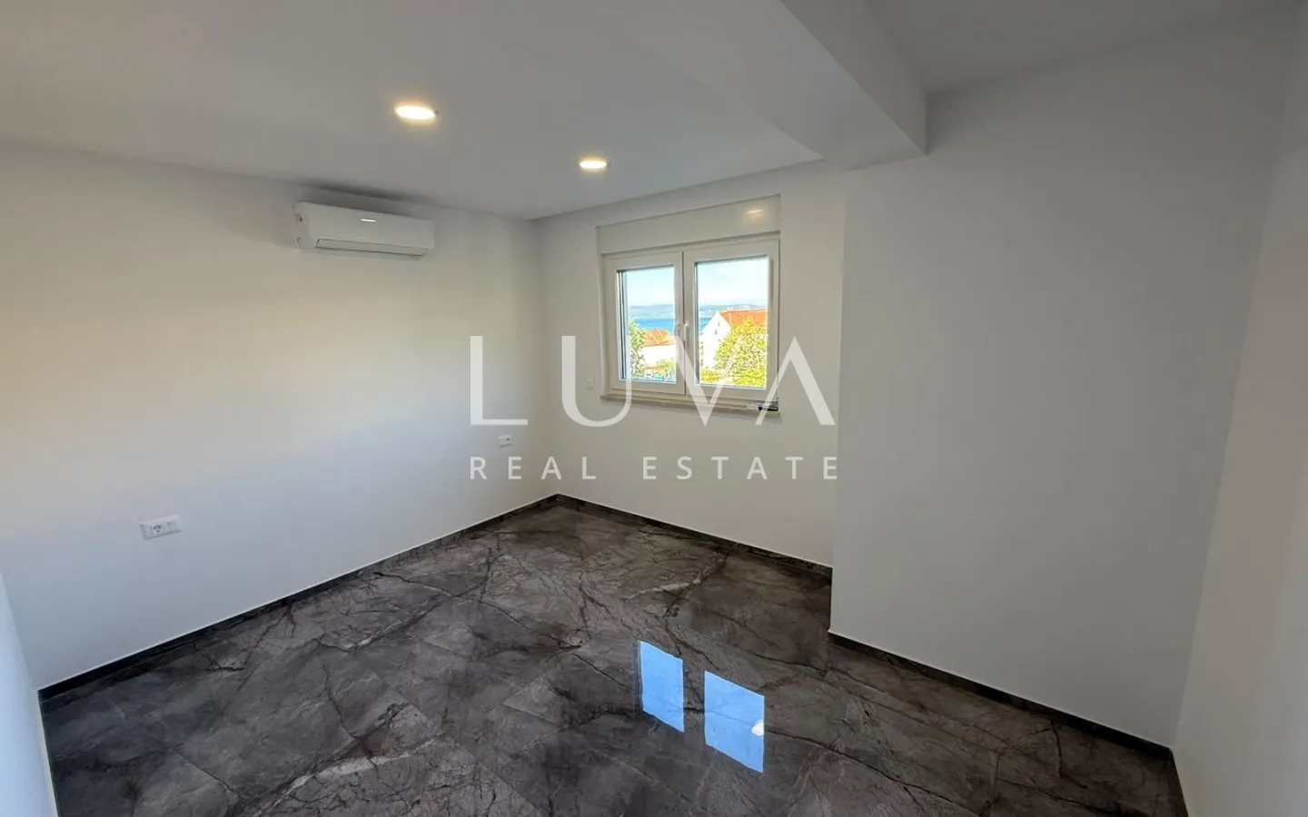 Makarska, 5 room apartment 182 m² with terrace and parking, new construction