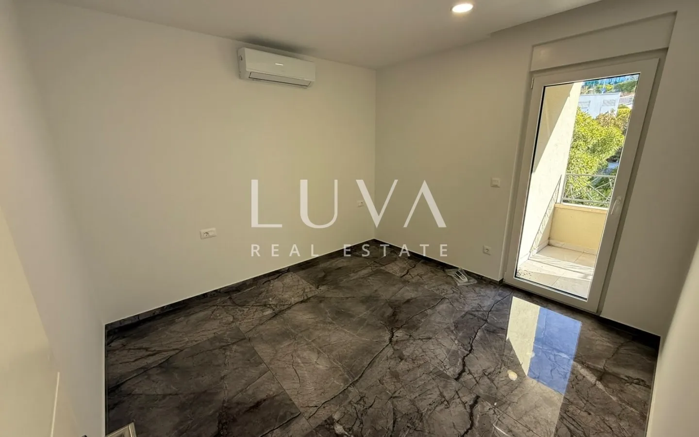 Makarska, 5 room apartment 182 m² with terrace and parking, new construction