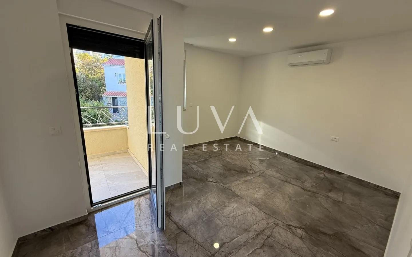 Makarska, 5 room apartment 182 m² with terrace and parking, new construction
