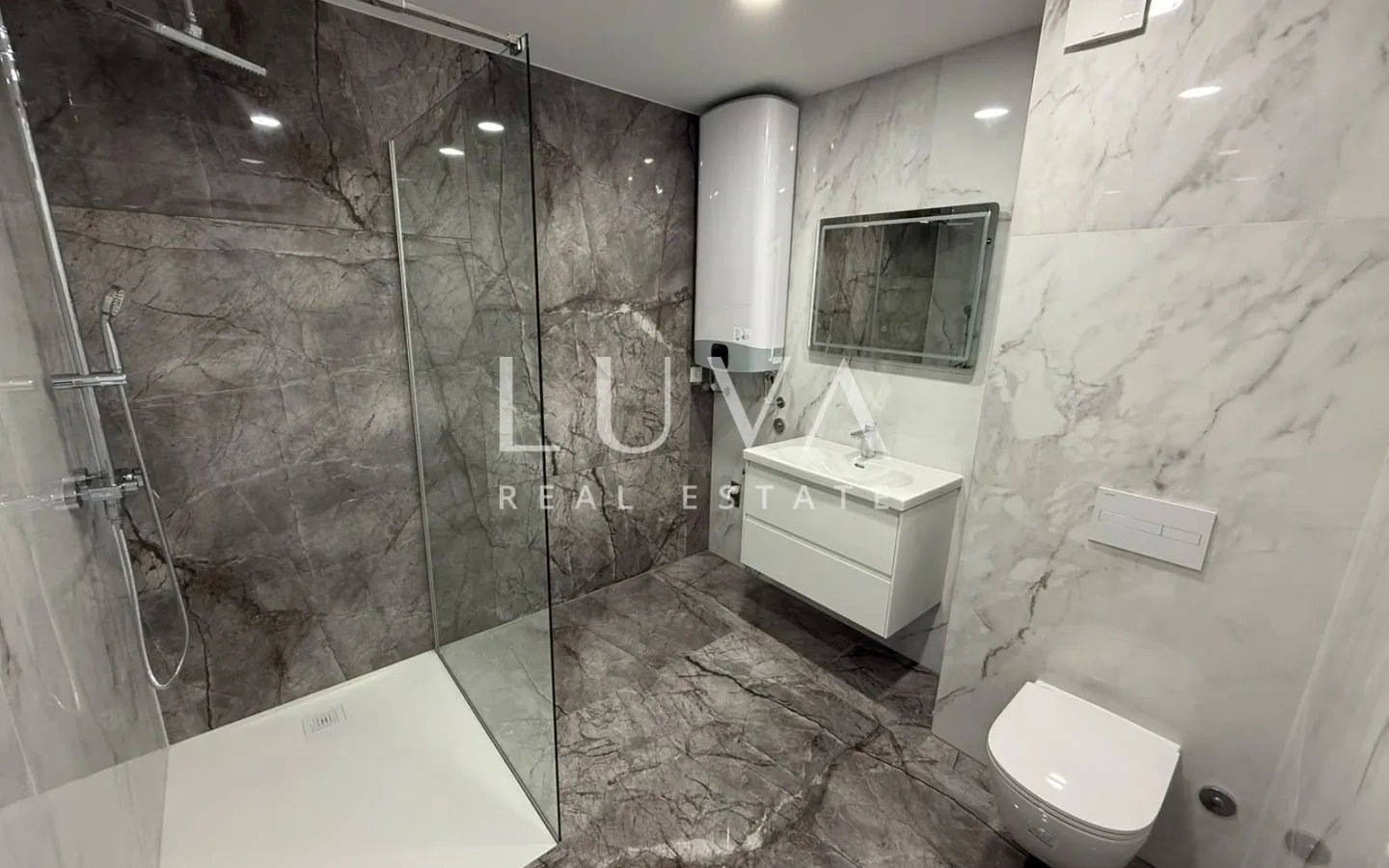 Makarska, 5 room apartment 182 m² with terrace and parking, new construction
