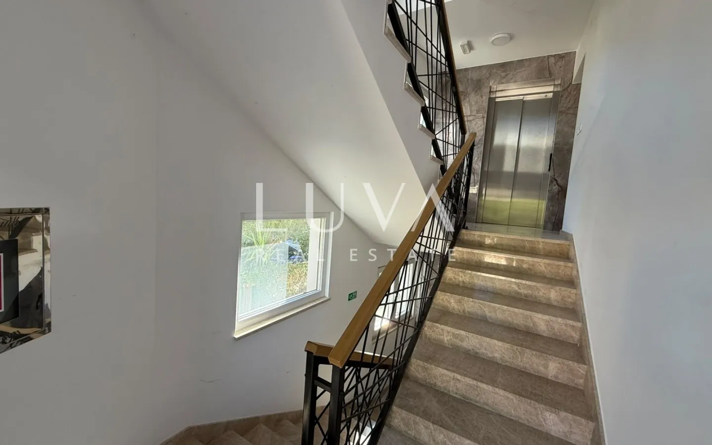 Makarska, 5 room apartment 182 m² with terrace and parking, new construction