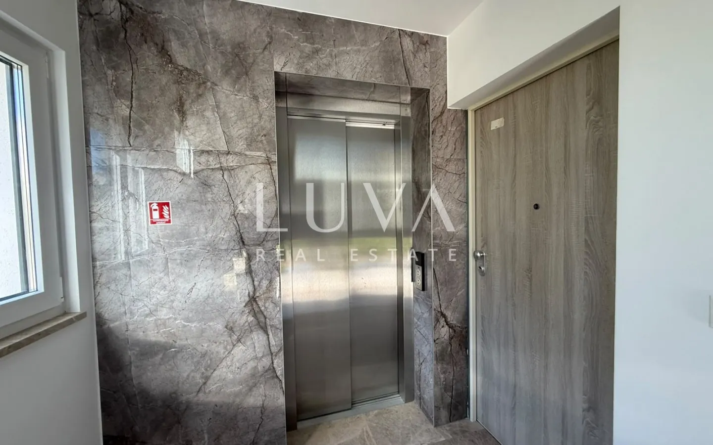Makarska, 5 room apartment 182 m² with terrace and parking, new construction