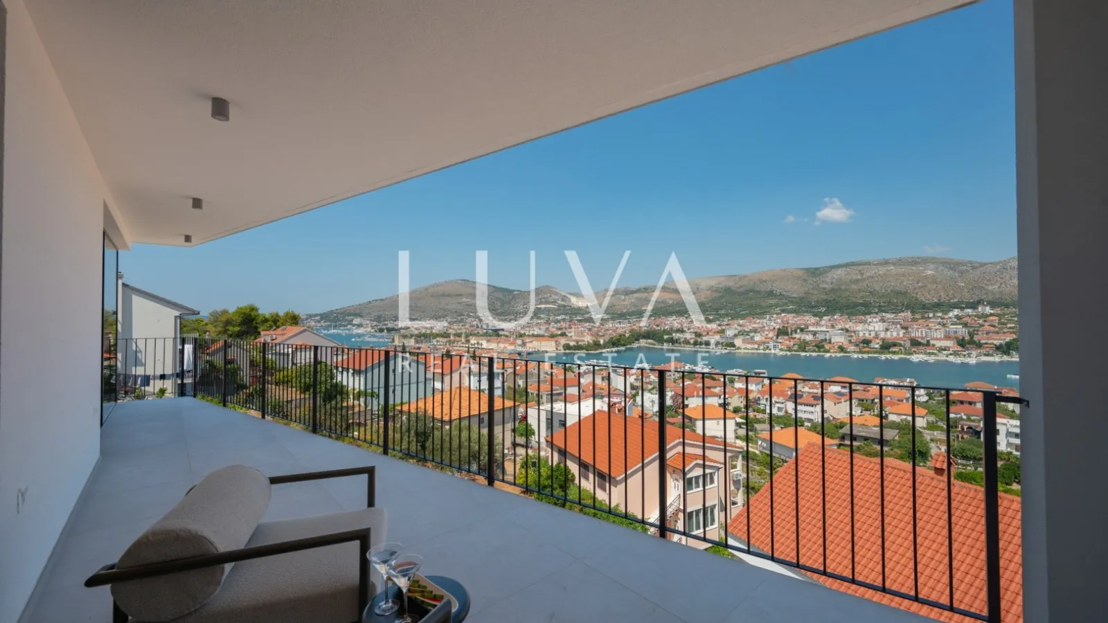Čiovo, Trogir, moderna kuća 285 m² s bazenom i pogledom na more