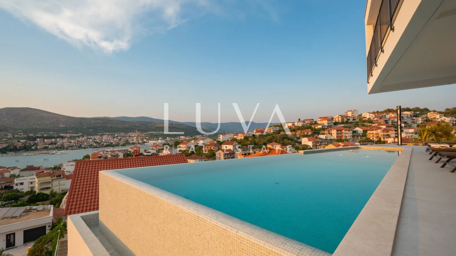 Čiovo, Trogir, moderna kuća 285 m² s bazenom i pogledom na more