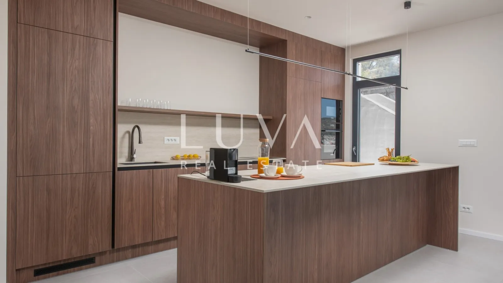 Čiovo, Trogir, moderna kuća 285 m² s bazenom i pogledom na more