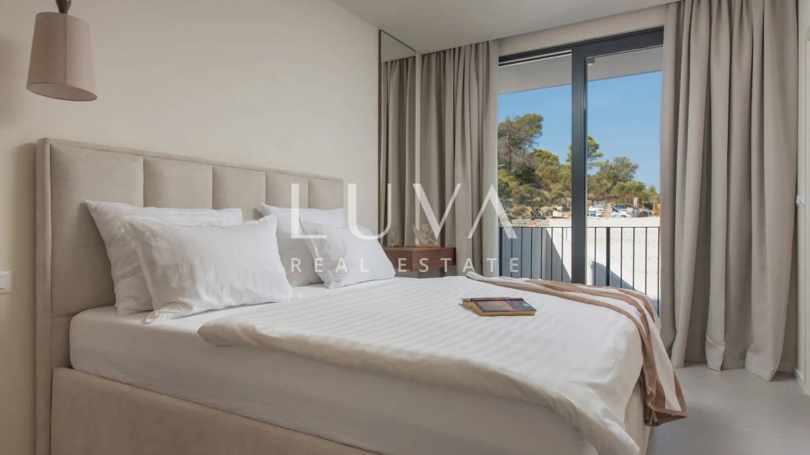 Čiovo, Trogir, moderna kuća 285 m² s bazenom i pogledom na more