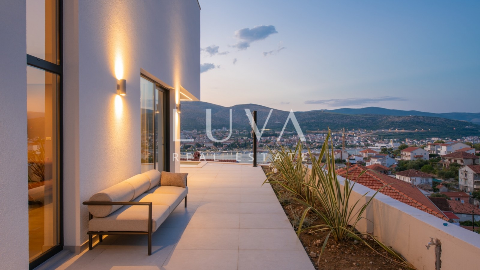 Čiovo, Trogir, modern 285 m² house with a pool and sea view