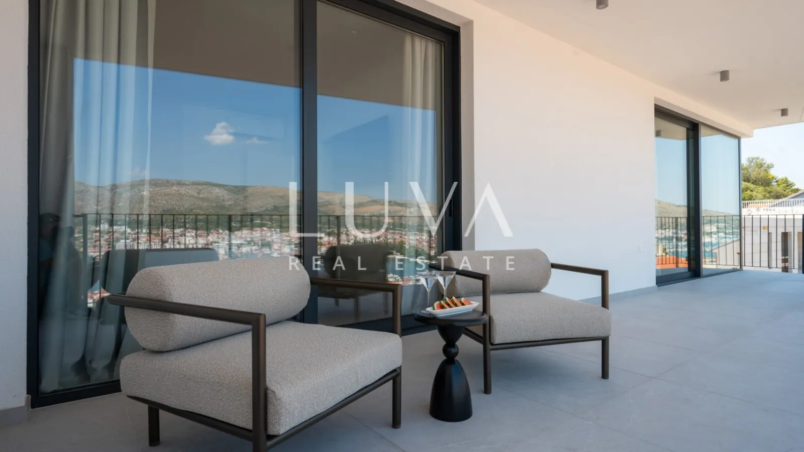 Čiovo, Trogir, moderna kuća 285 m² s bazenom i pogledom na more