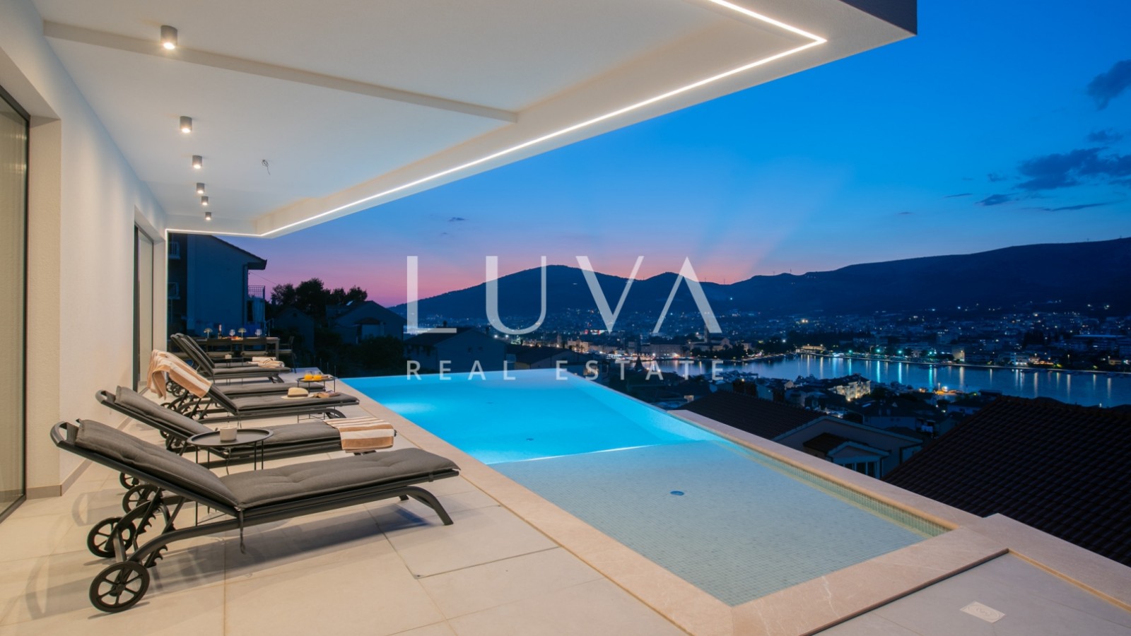Čiovo, Trogir, modern 285 m² house with a pool and sea view