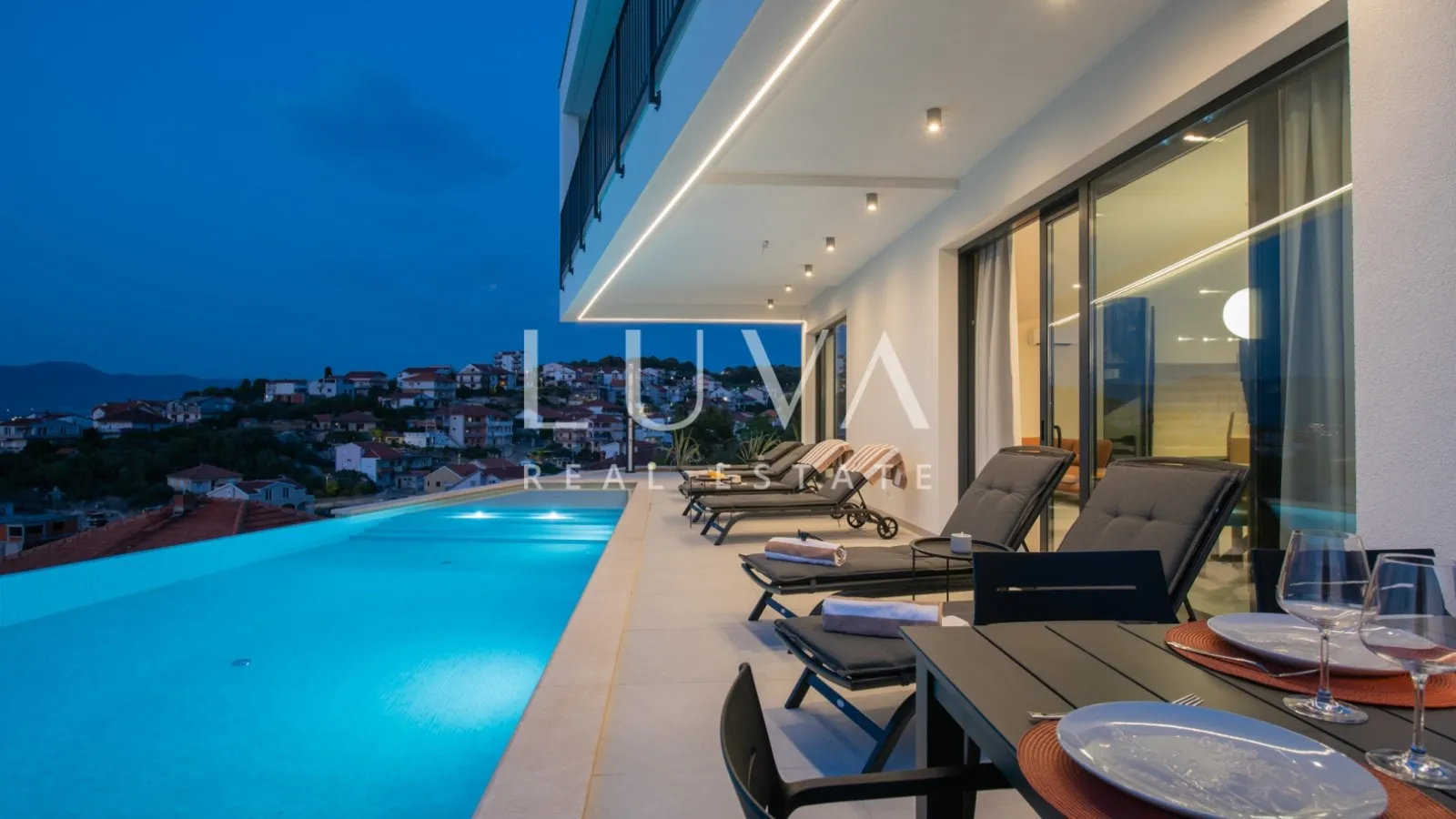 Čiovo, Trogir, moderna kuća 285 m² s bazenom i pogledom na more