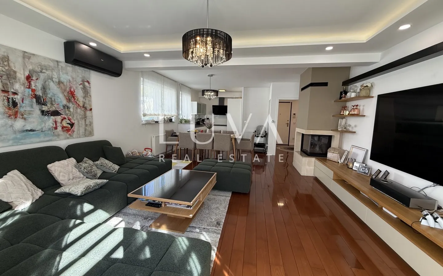 Zagreb, Sesvete, luxuriously decorated four-room apartment with terrace and garden, NKP 120 m²
