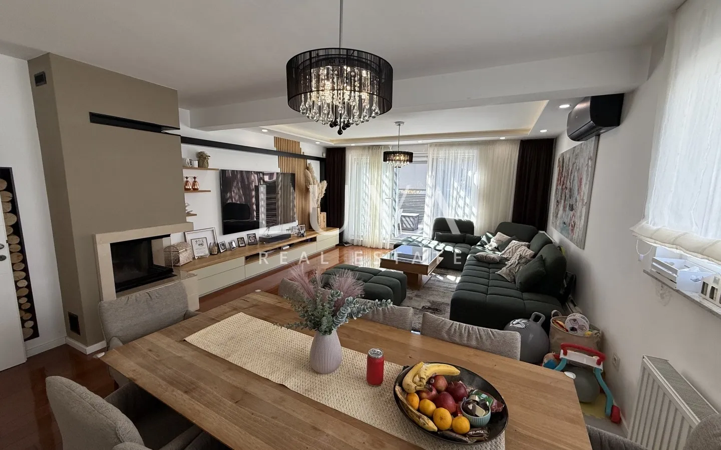 Zagreb, Sesvete, luxuriously decorated four-room apartment with terrace and garden, NKP 120 m²