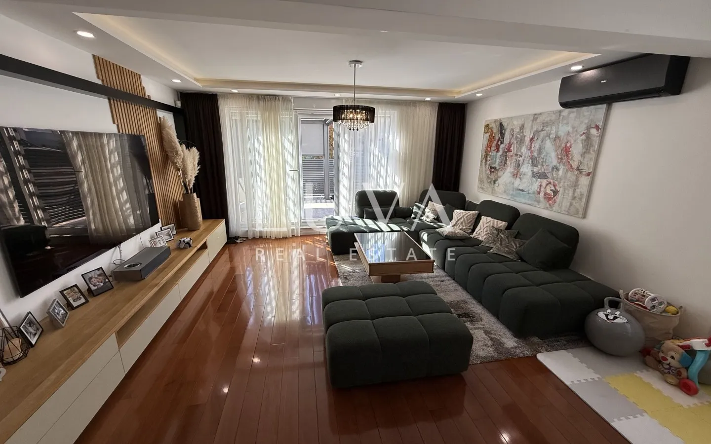 Zagreb, Sesvete, luxuriously decorated four-room apartment with terrace and garden, NKP 120 m²