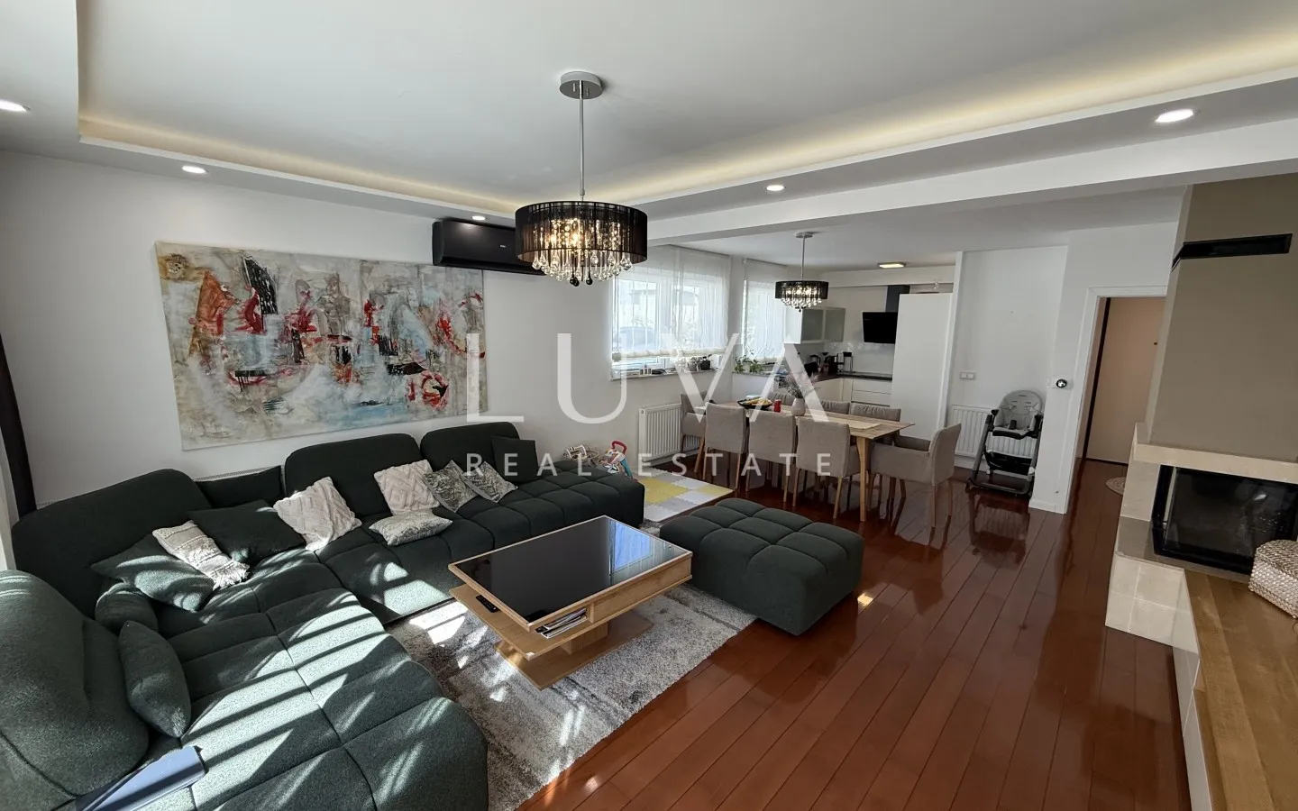 Zagreb, Sesvete, luxuriously decorated four-room apartment with terrace and garden, NKP 120 m²
