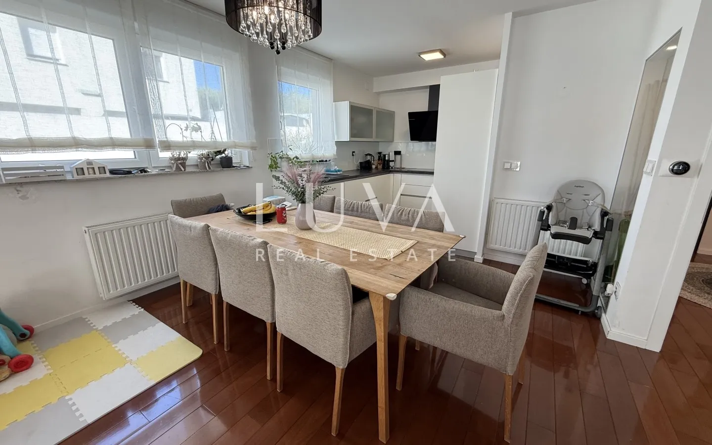 Zagreb, Sesvete, luxuriously decorated four-room apartment with terrace and garden, NKP 120 m²