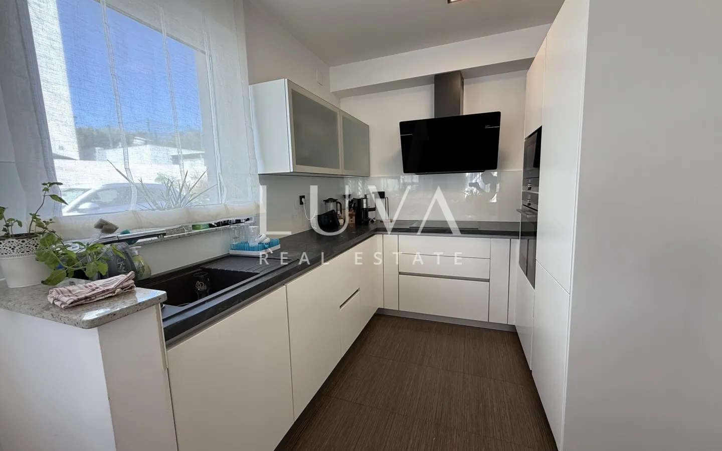 Zagreb, Sesvete, luxuriously decorated four-room apartment with terrace and garden, NKP 120 m²