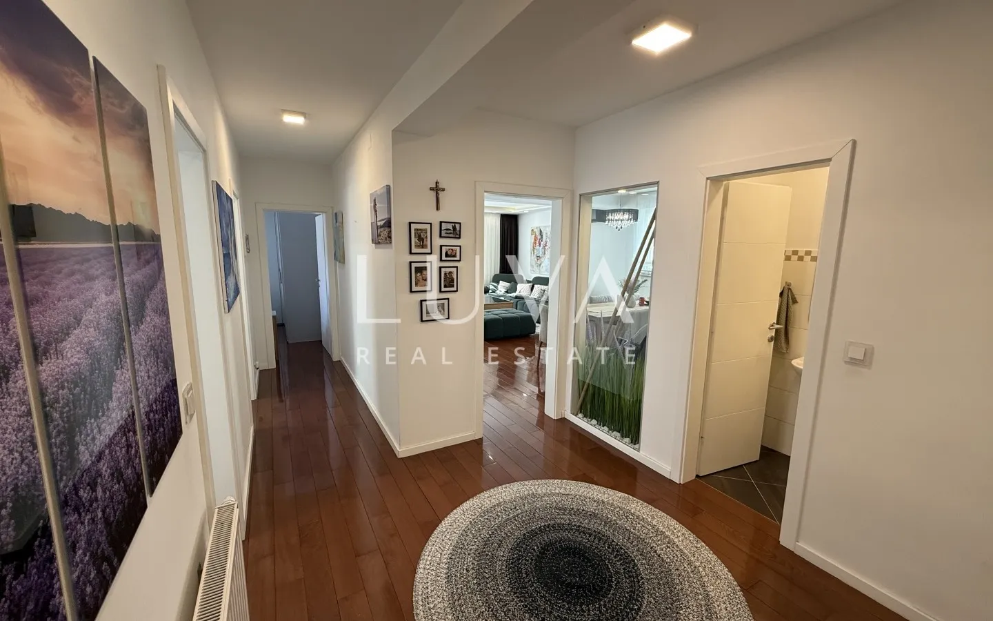 Zagreb, Sesvete, luxuriously decorated four-room apartment with terrace and garden, NKP 120 m²