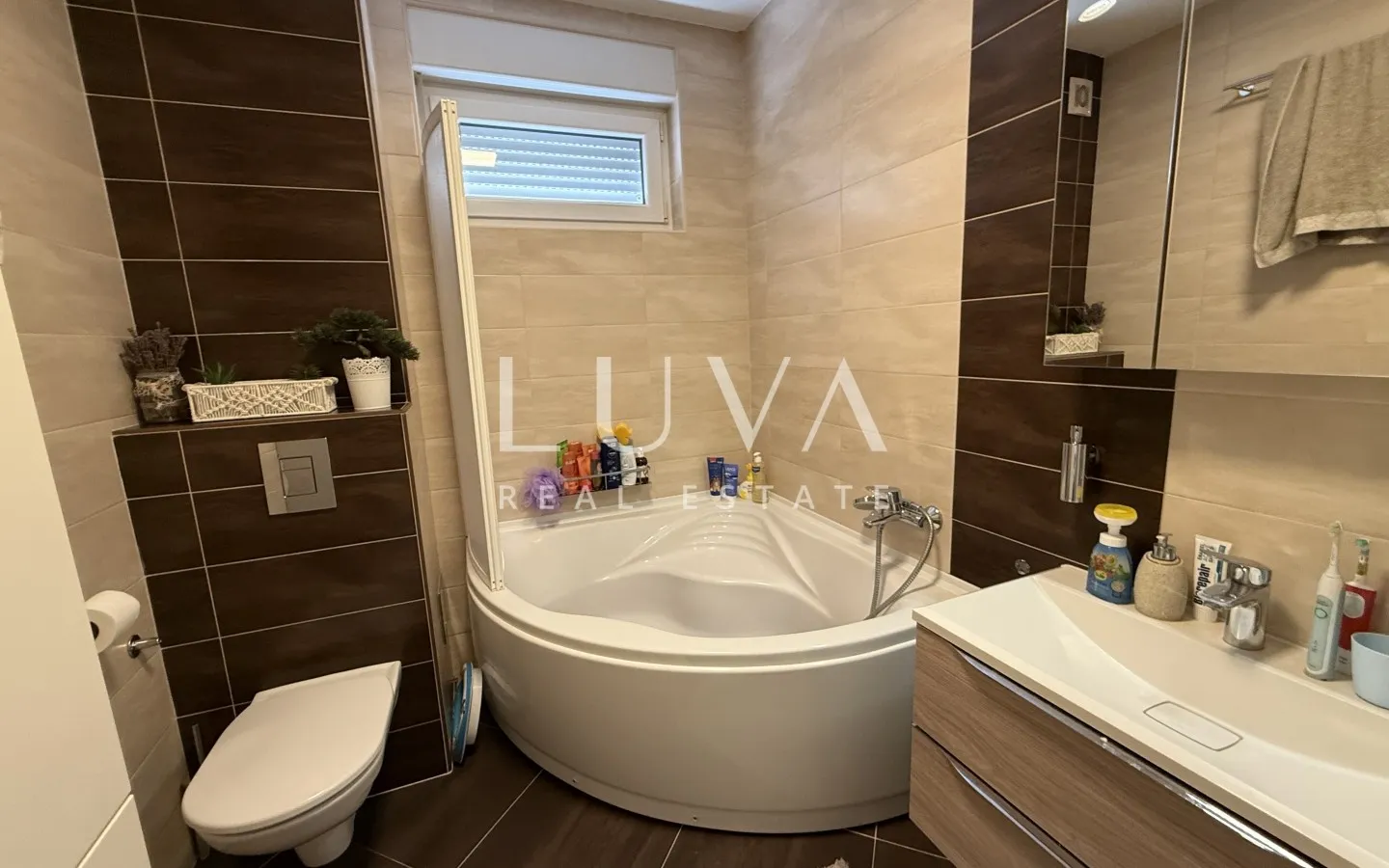 Zagreb, Sesvete, luxuriously decorated four-room apartment with terrace and garden, NKP 120 m²