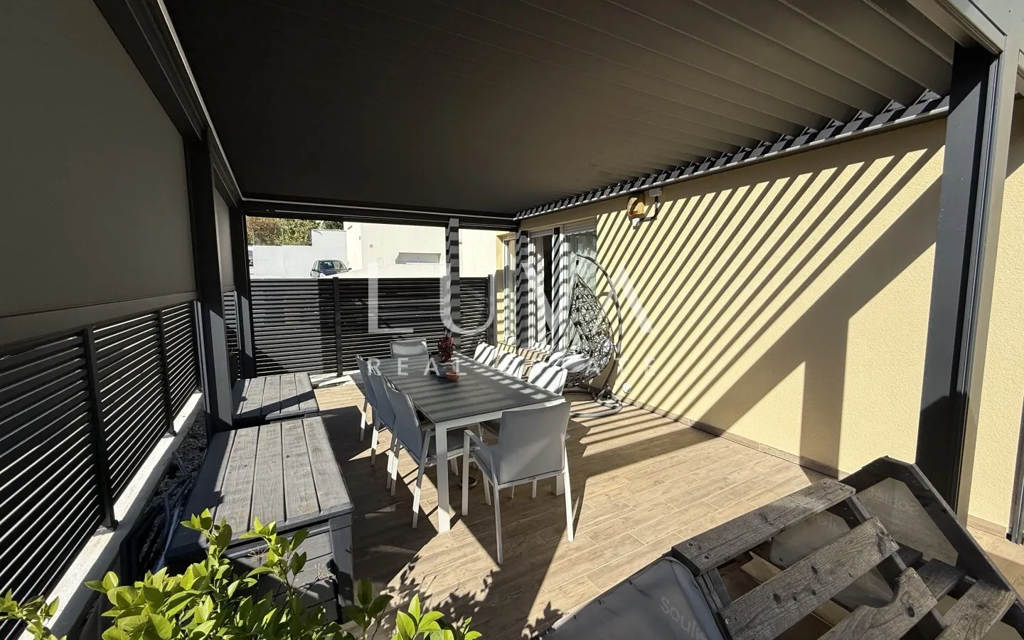 Zagreb, Sesvete, luxuriously decorated four-room apartment with terrace and garden, NKP 120 m²
