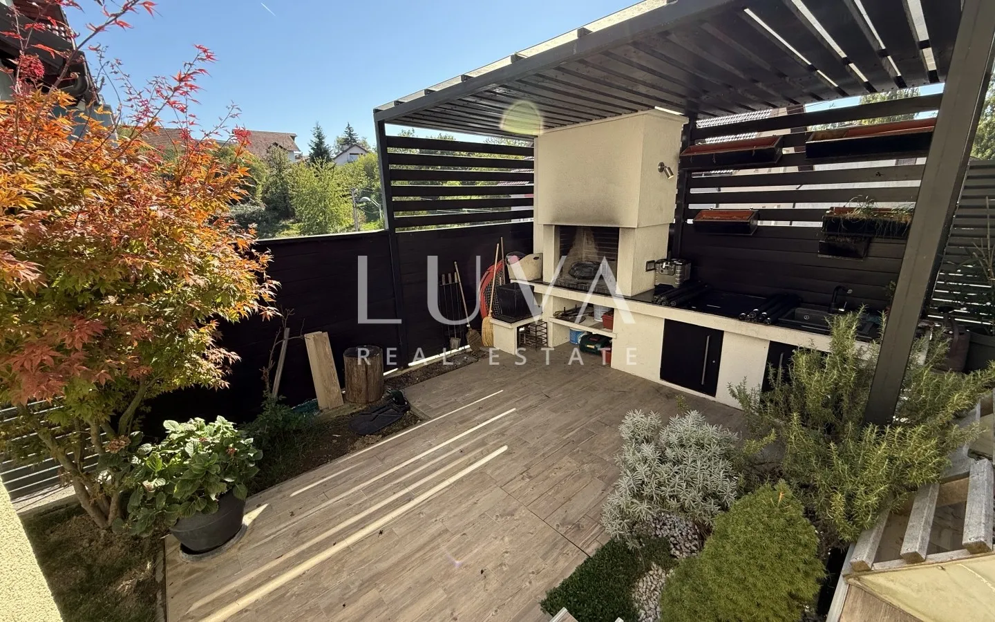 Zagreb, Sesvete, luxuriously decorated four-room apartment with terrace and garden, NKP 120 m²