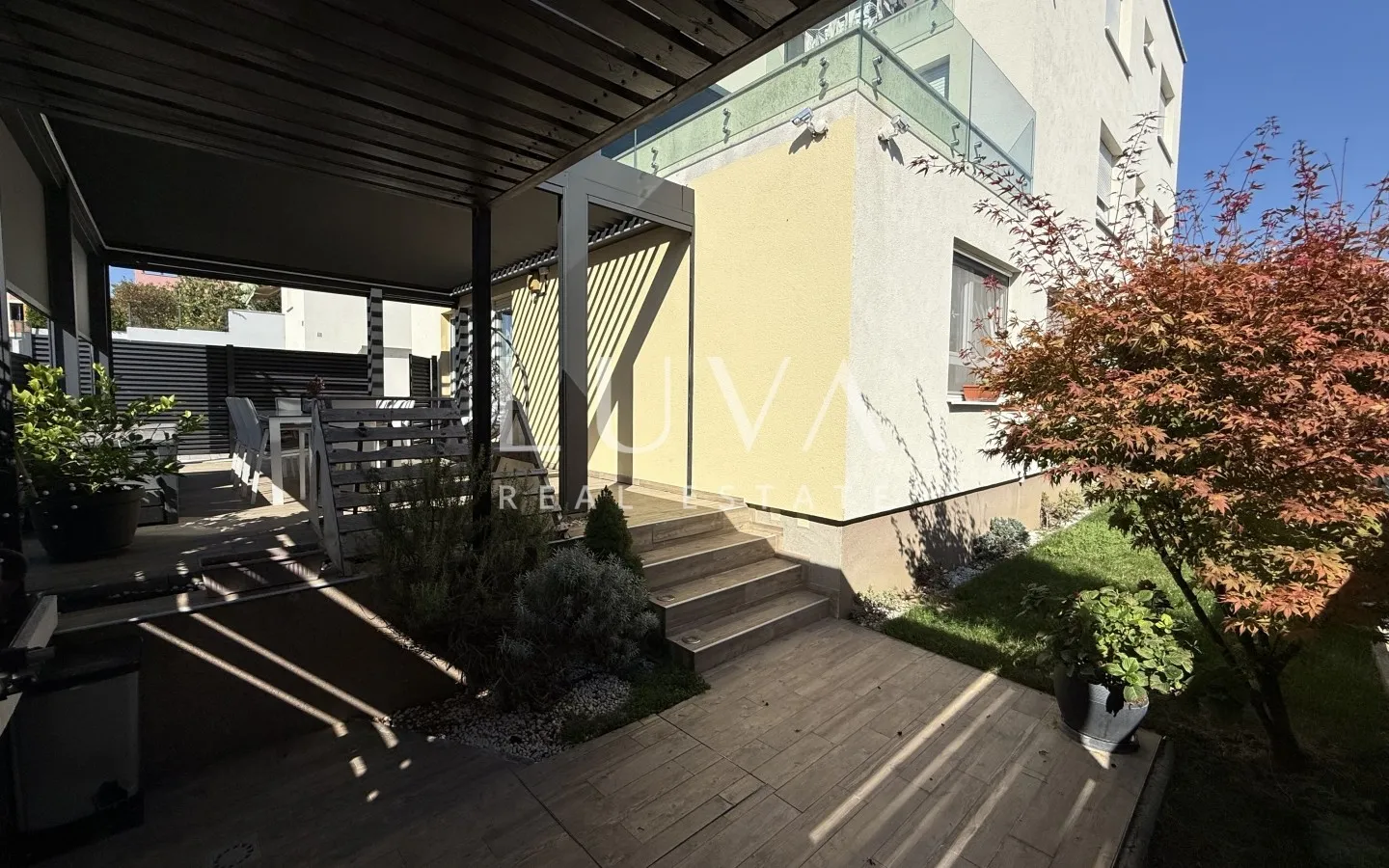 Zagreb, Sesvete, luxuriously decorated four-room apartment with terrace and garden, NKP 120 m²