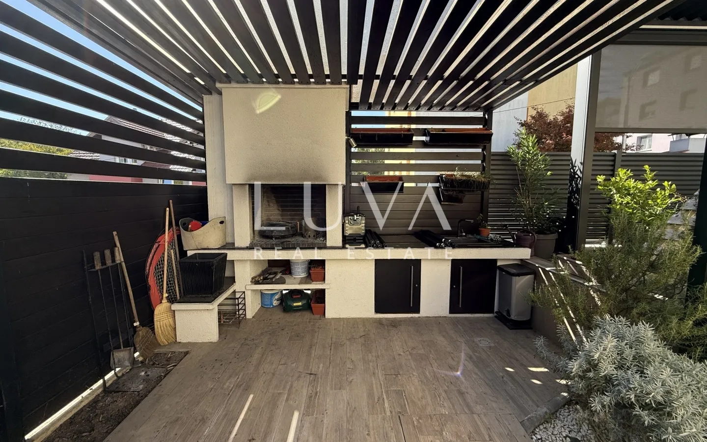 Zagreb, Sesvete, luxuriously decorated four-room apartment with terrace and garden, NKP 120 m²