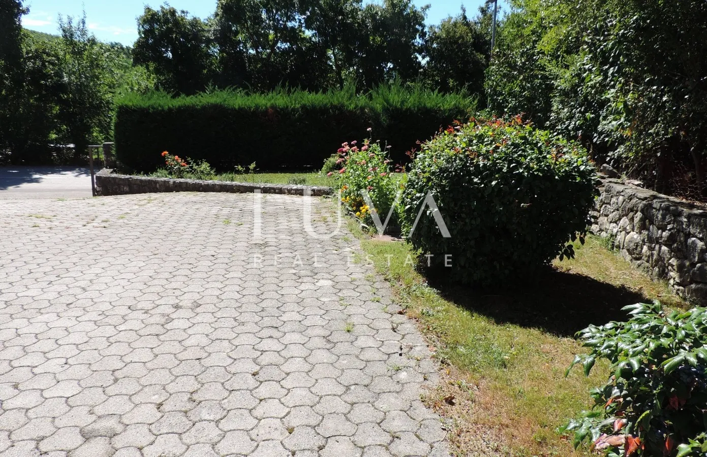 Istria, Buzet, detached house with a commercial space