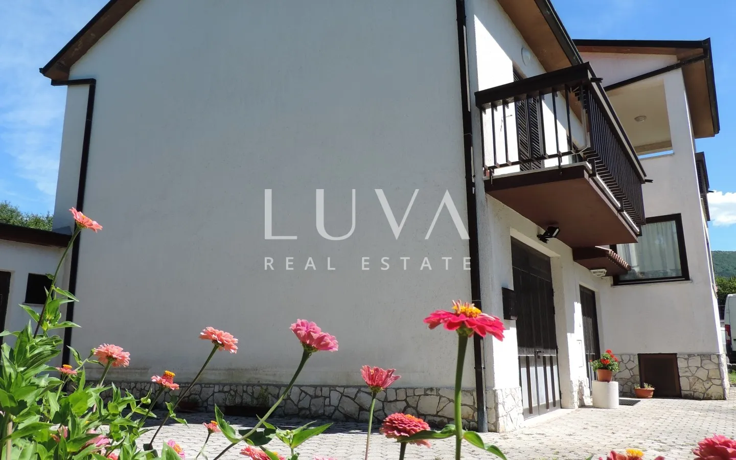 Istria, Buzet, detached house with a commercial space
